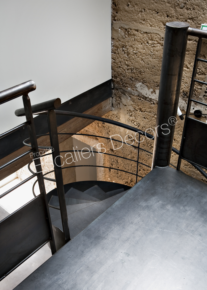 Photo SH27 - Delta Loft colimaçon contemporain avec limon. Escalier d'intérieur métallique hélicoïdal sur mesure au design industriel. Vue 4